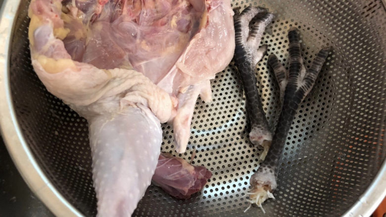 鸡肉炖土豆,准备土鸡半只,清洗干净
