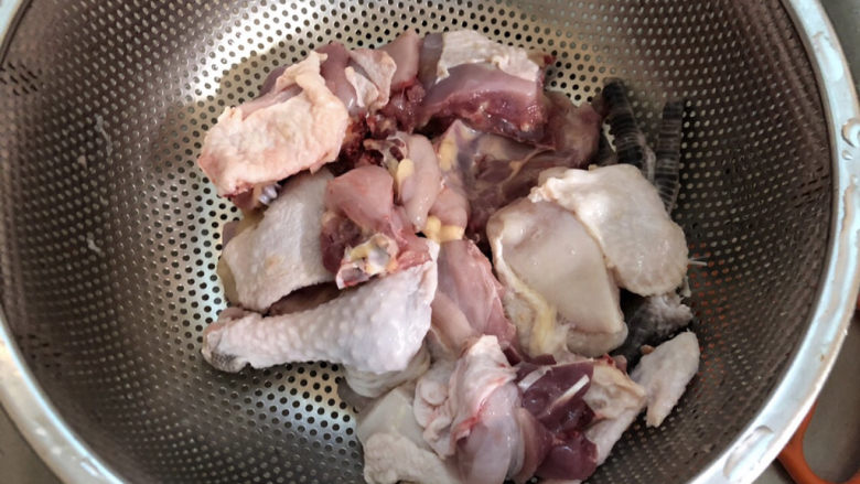 鸡肉炖土豆,将鸡肉剁成小块,不要过小。