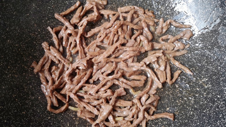 尖椒牛柳,炒锅内倒适量的食用油烧热,下入牛肉大火炒熟盛出备用。