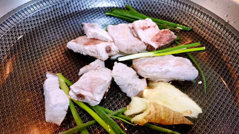 芝士排骨,下汆烫后的排骨,小火煮40分钟