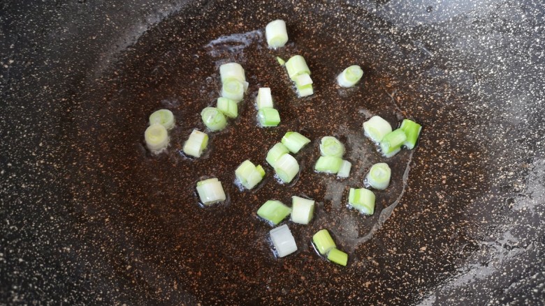 鸡肉炖土豆,锅里继续倒油烧热,下入葱段炒香。