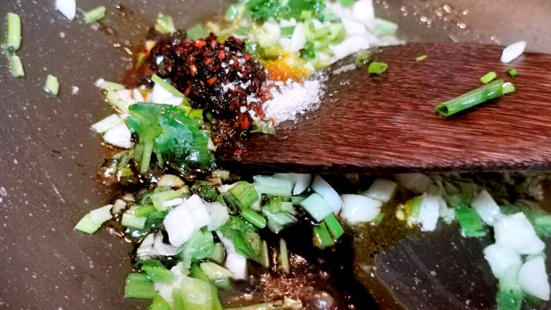 红烧米豆腐,加酱油,糖