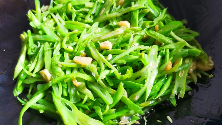 清炒四季豆,炒匀,