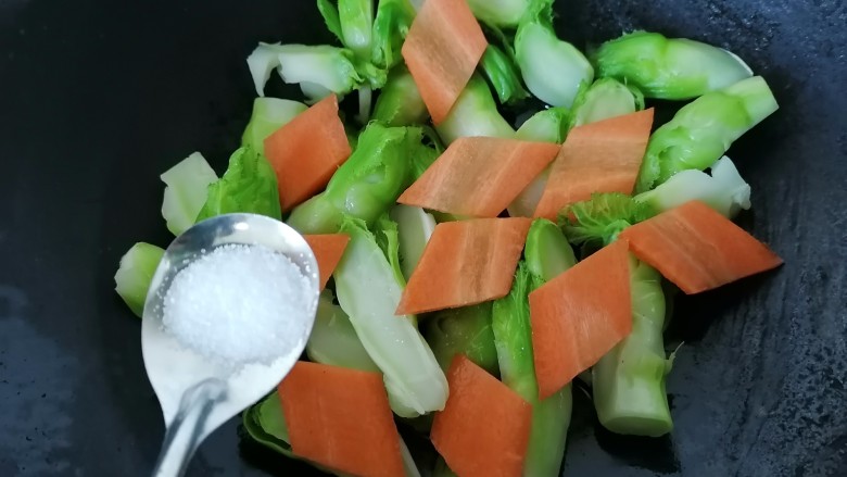 清炒儿菜,加入一小勺盐调味