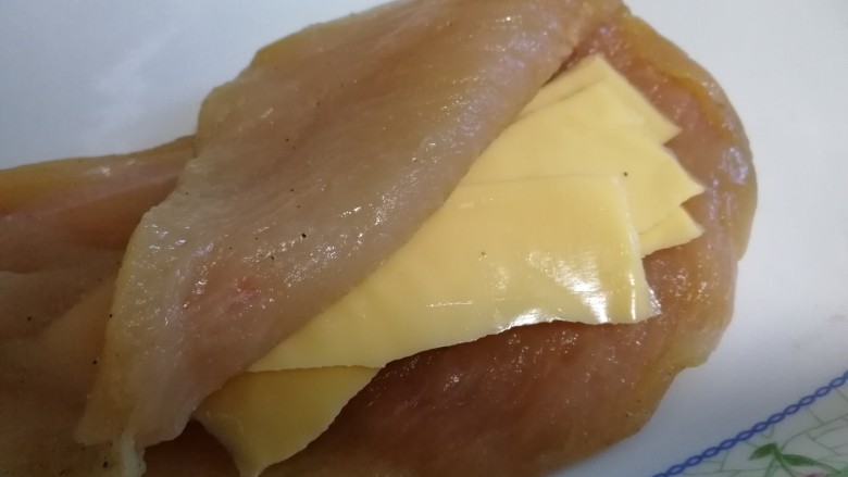 爆浆鸡排,芝士片撕条,夹在鸡胸肉里。