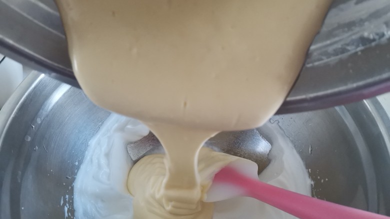 宝宝迷你奶香小小贝,再倒回蛋白霜里,同样的手法翻拌均匀