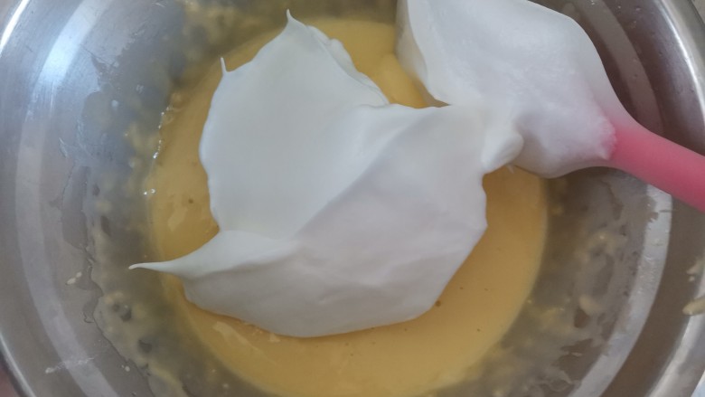 宝宝迷你奶香小小贝,取1/3的蛋白到蛋黄糊里翻拌均匀,不能画圈搅拌