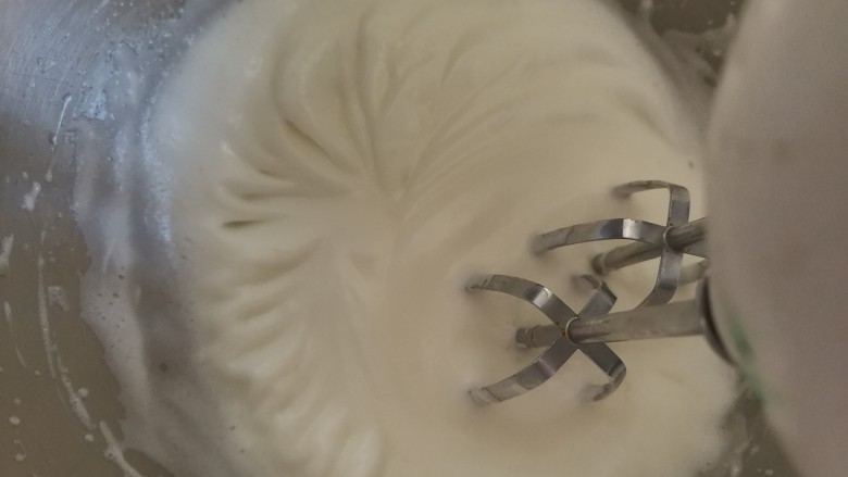 宝宝迷你奶香小小贝,打发至蛋白霜出现明显纹路,加入最后的白砂糖