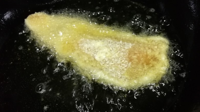 爆浆鸡排,热锅烧油,油温5成热放入鸡排,中小火慢炸。