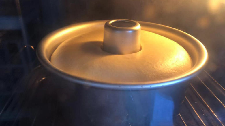 日式冰奶酪夹馅戚风,烤箱预热170度,烤约30分钟。