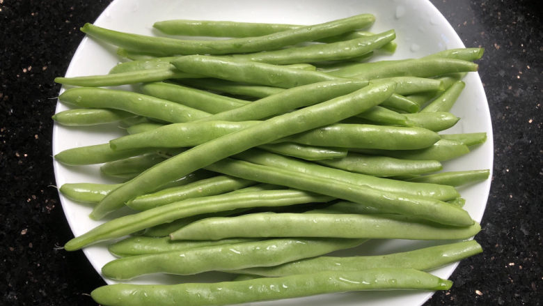 清炒四季豆,去掉茎,清洗干净