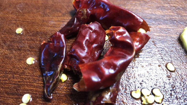 清炒四季豆,准备<a style='color:red;display:inline-block;' href='/shicai/ 86474'>干辣椒</a>切段,可以准备多一些
