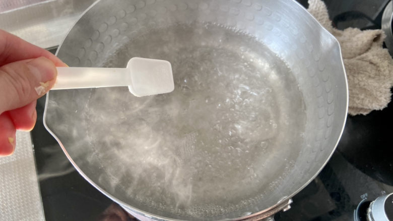 清炒甜豆➕肉末胡萝卜炒豌豆,坐锅烧水,水开加少许食盐