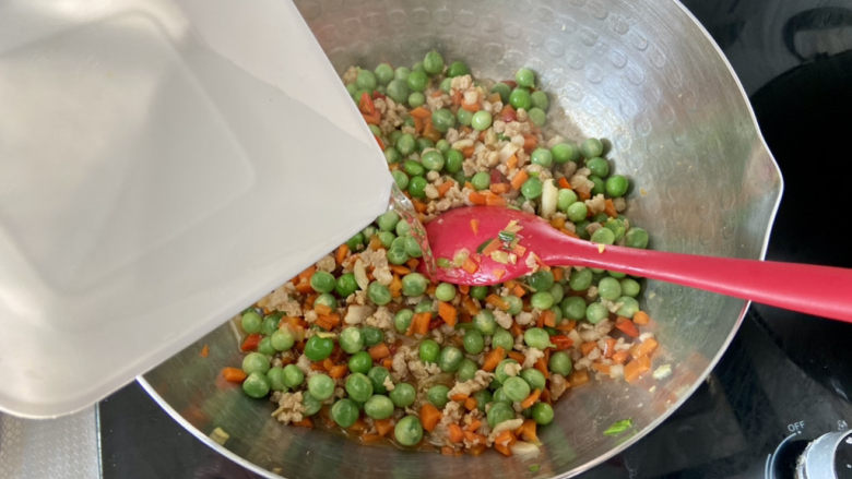 清炒甜豆➕肉末胡萝卜炒豌豆,淋少许清水,中小火煮一两分钟豌豆熟透