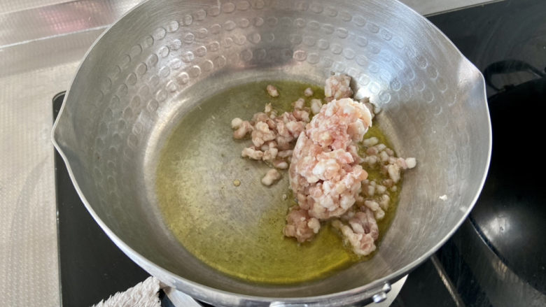 清炒甜豆➕肉末胡萝卜炒豌豆,热锅冷油,下肉末,中小火炒散煸炒出油脂