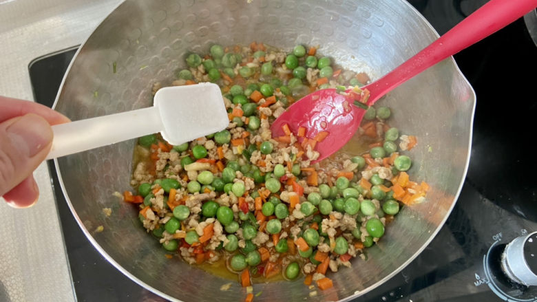 清炒甜豆➕肉末胡萝卜炒豌豆,尝下咸淡,根据个人口味添加少许食盐,翻炒定味出锅