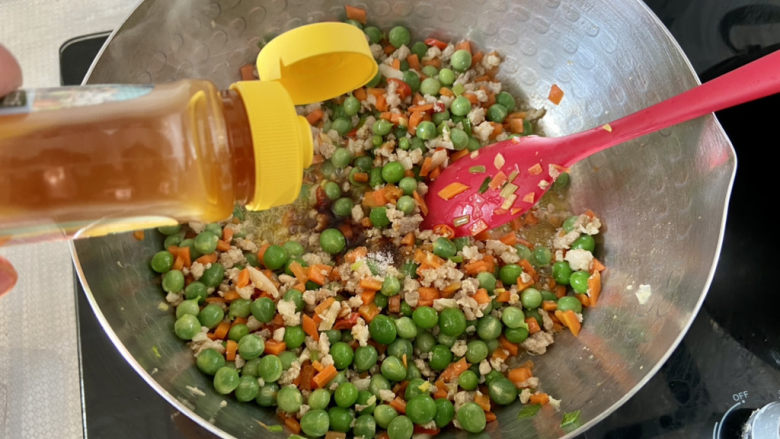 清炒甜豆➕肉末胡萝卜炒豌豆,半茶匙太太乐鸡汁,翻炒均匀