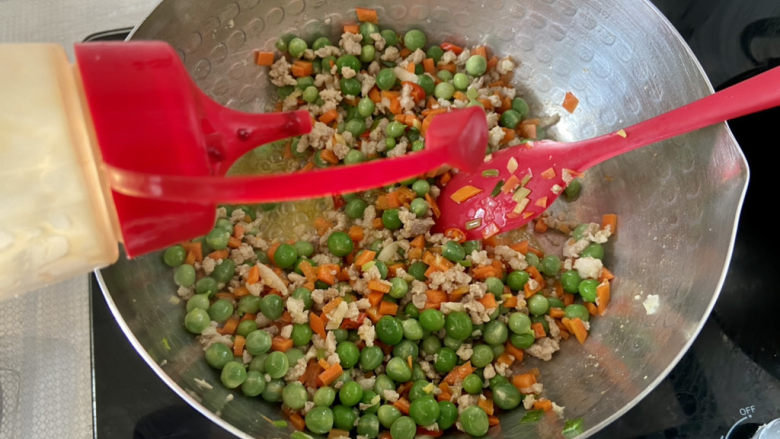 清炒甜豆➕肉末胡萝卜炒豌豆,调味:一茶匙<a style='color:red;display:inline-block;' href='/shicai/ 721'>蚝油</a>
