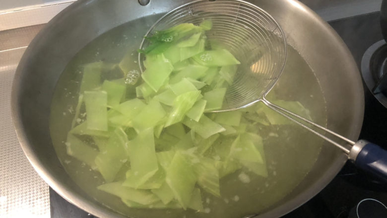 莴笋炒木耳➕虾干莴笋炒木耳,水再开,下莴笋烫十来秒捞出