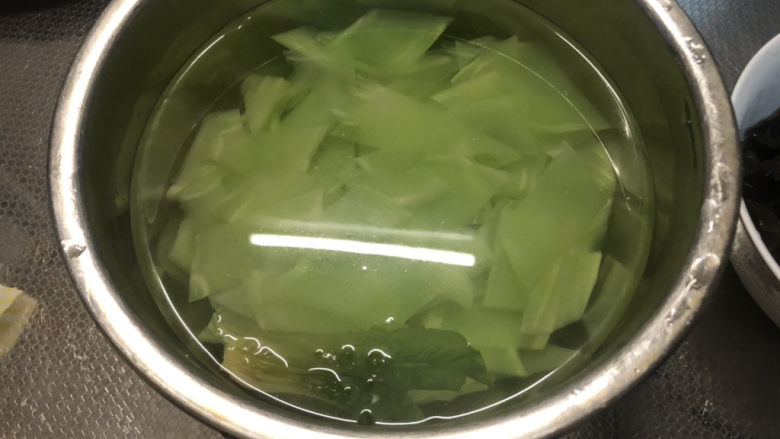 莴笋炒木耳➕虾干莴笋炒木耳,凉水浸泡,让莴笋更脆嫩
