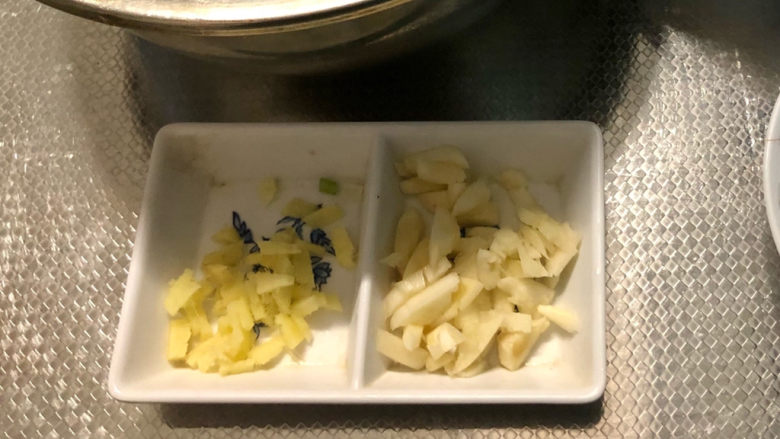 莴笋炒木耳➕虾干莴笋炒木耳,改刀:姜切丝,蒜切末
