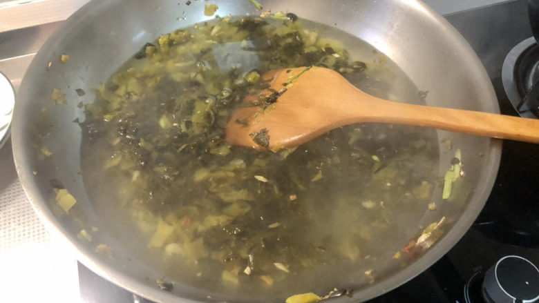 酸菜羊肉➕酸菜平菇粉丝炖羊排,加入适量水,煮开,水可以多一点,酸菜比较咸
