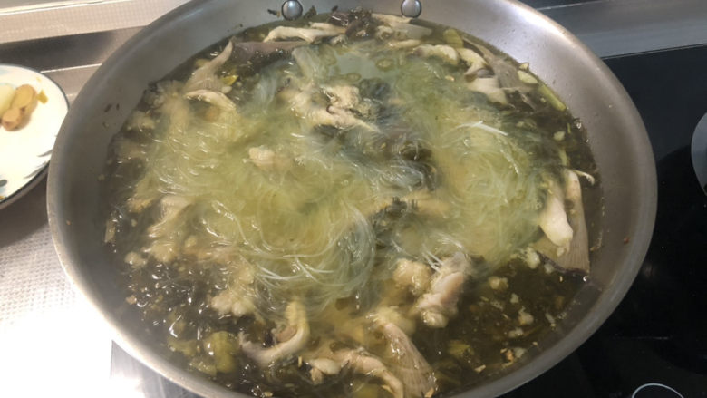 酸菜羊肉➕酸菜平菇粉丝炖羊排,加入绿豆粉丝,煮一分钟,尝下咸淡,如果觉得淡,可以加少许盐,即可