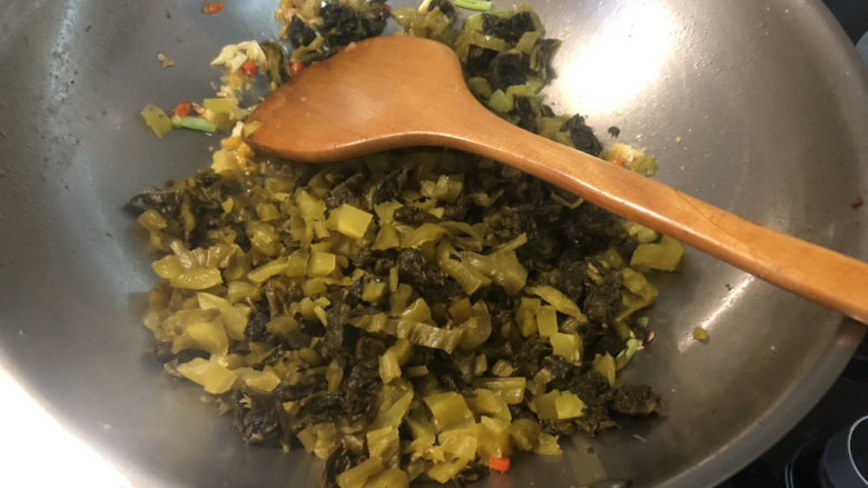 酸菜羊肉➕酸菜平菇粉丝炖羊排,转中火,下酸菜,翻炒一分钟,
