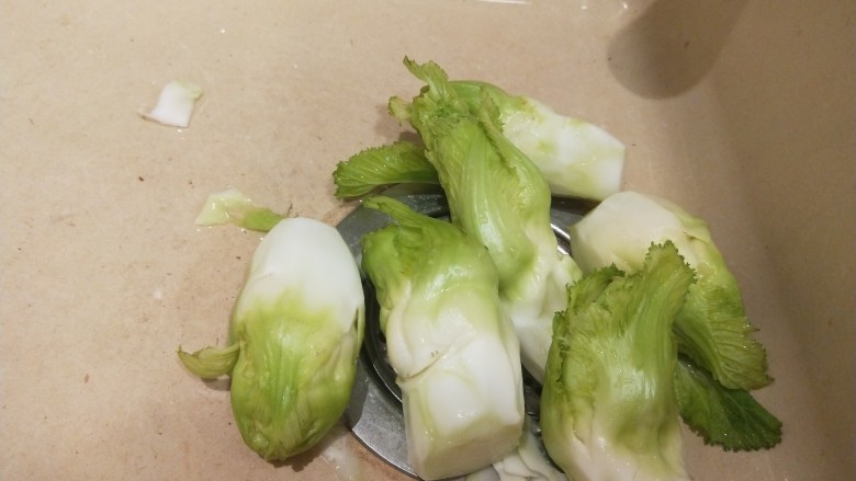 素炒儿菜,儿菜做咸菜，泡菜都非常好吃，为了做一个菜谱特意下午做一盘。