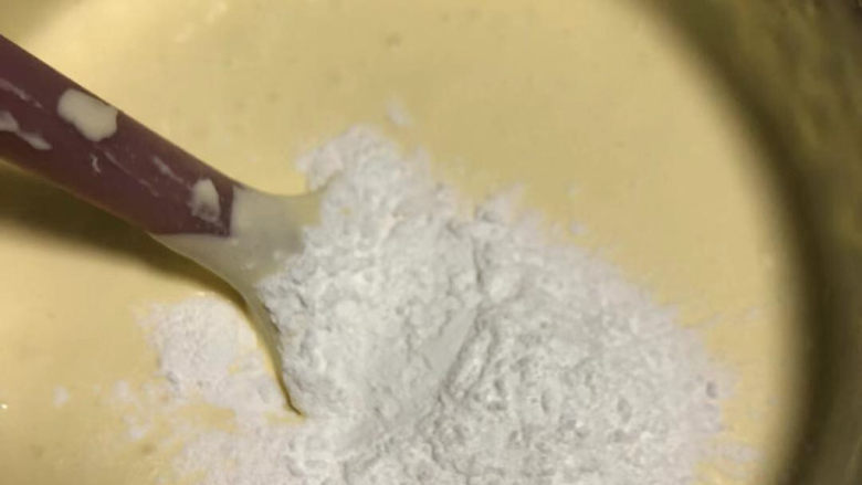 酸奶芝士蛋糕,过筛加入淀粉,搅拌均匀无干粉。