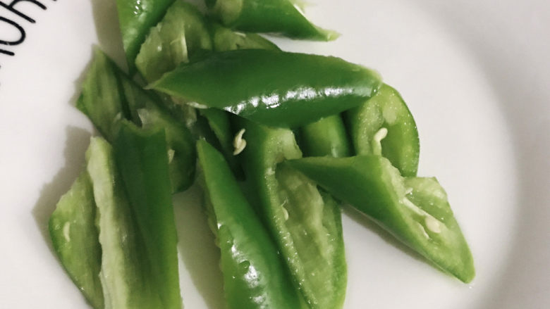 玉米炒虾仁,青椒切块