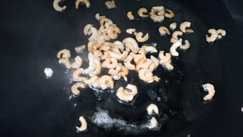 玉米炒虾仁,倒入虾仁