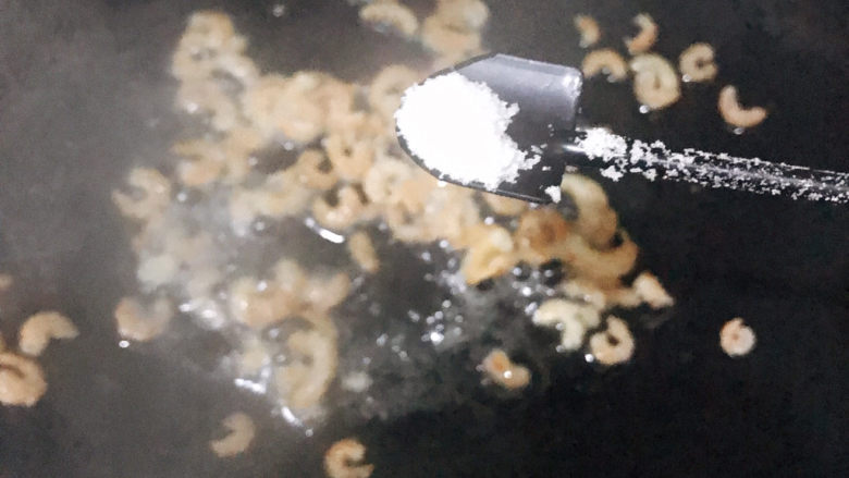 玉米炒虾仁,加入一小勺盐翻炒一下