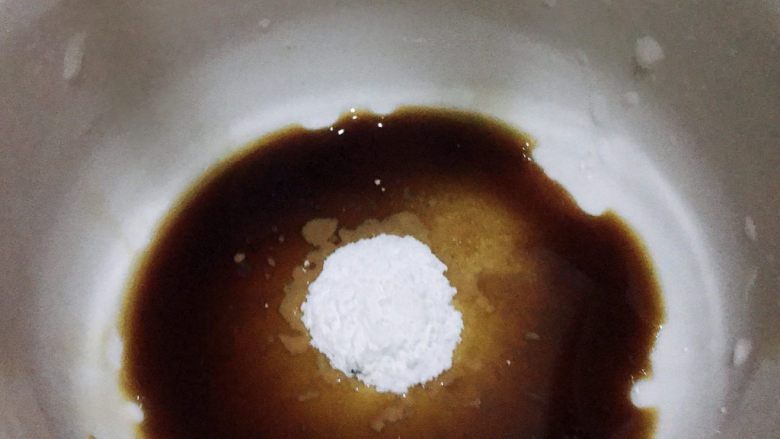 玉米炒虾仁,碗中加入适量盐,生抽,生粉