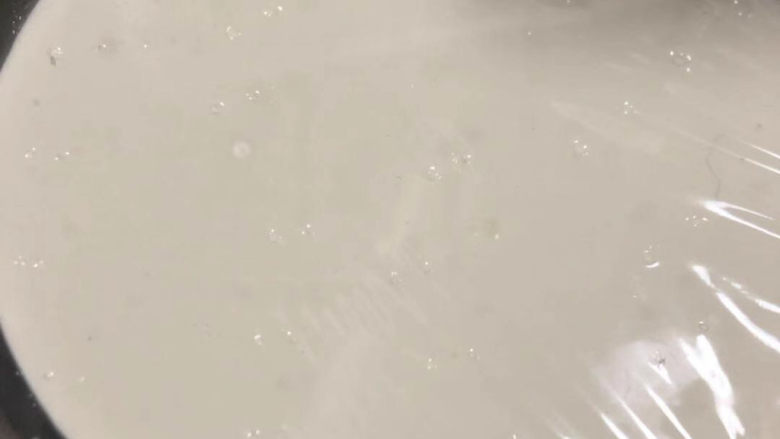 椰蓉豆沙卷,表面盖保鲜膜,戳一些小孔。