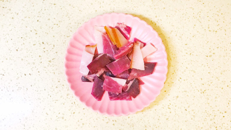 腊肉炒白菜,<a style='color:red;display:inline-block;' href='/shicai/ 436'>腊肉</a>洗净,切片备用