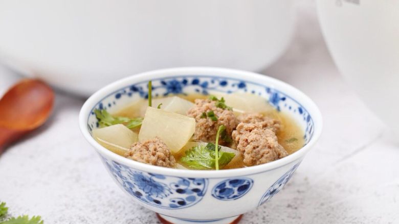萝卜肉丸汤,一道营养又鲜美的萝卜肉丸汤就做好了,尤其适合在冬季食用哦!