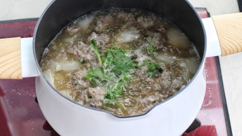 萝卜肉丸汤,按照个人口味调入适量的盐,撒香菜段关火即可。