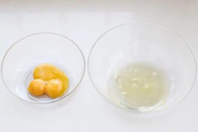 酸奶芝士蛋糕,取两个干净无水无油的容器,将蛋黄和蛋白分离出来。