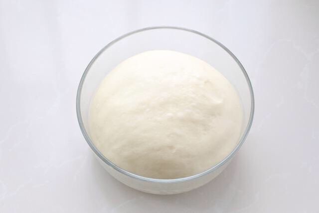 蜂蜜小面包,待面团发酵至原来的2-2.5倍大,扒开面团内部呈蜂窝状,基本就发酵好了。