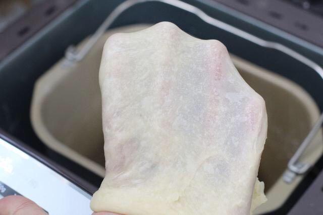 蜂蜜小面包,继续揉至完全扩展阶段,即取下一小块面团可以扯出薄薄的手套膜状态。