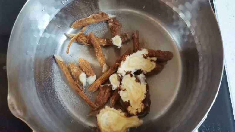 桂圆鸡蛋汤,将当归放入锅中先煮15分钟熬出药味,