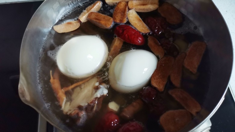 桂圆鸡蛋汤,放入鸡蛋,