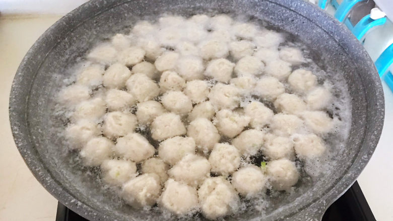 手工鱼丸,把鱼丸放入温水锅里,全部鱼丸做好后大火煮开