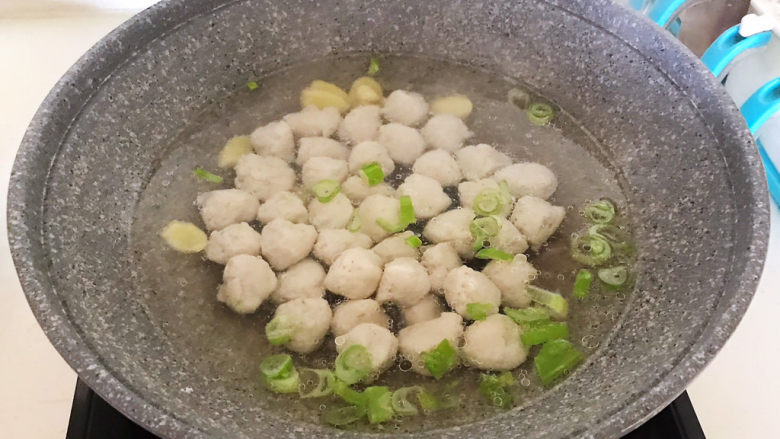 手工鱼丸,加入鱼丸