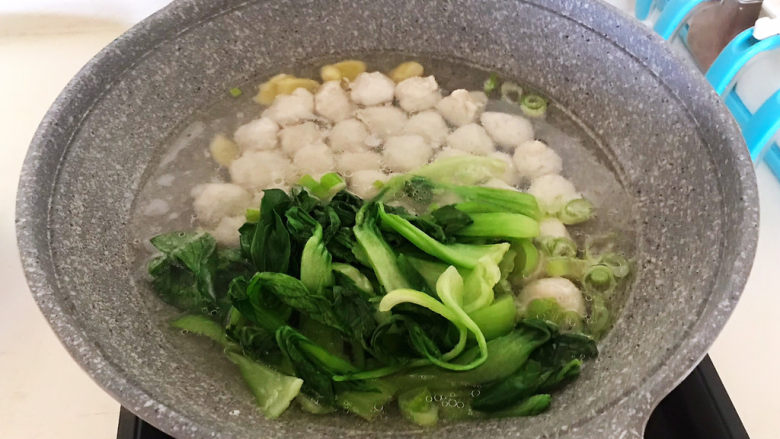 手工鱼丸,加入油菜,烧开