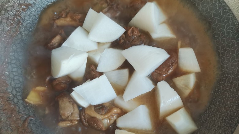 萝卜炖鸭肉,煮至鸭肉软烂,下入萝卜继续炖