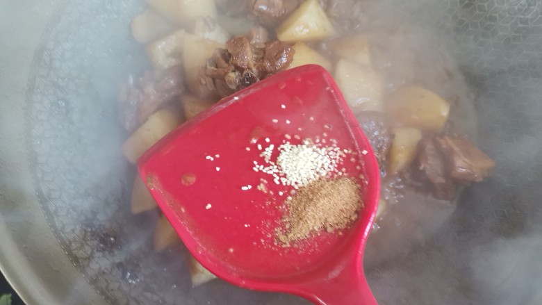 萝卜炖鸭肉,加入适量的<a style='color:red;display:inline-block;' href='/shicai/ 744'>五香粉</a>,鸡精翻炒均匀