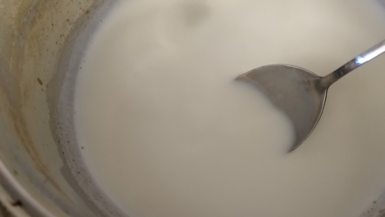 草莓冰激凌,小火煮开,不停的搅拌,关火再搅拌一分钟。