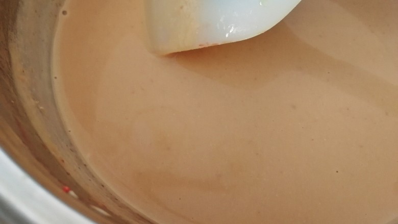 草莓冰激凌,不停的搅拌,直到奶糊颜色均匀,关火再继续搅拌放凉至常温。